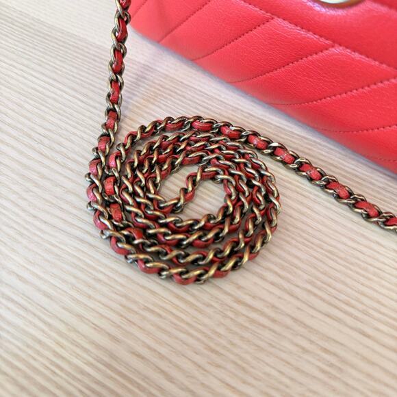 Chanel Red Quilted Lambskin Diagonal Camera Bag Medium - Picture 13 of 16